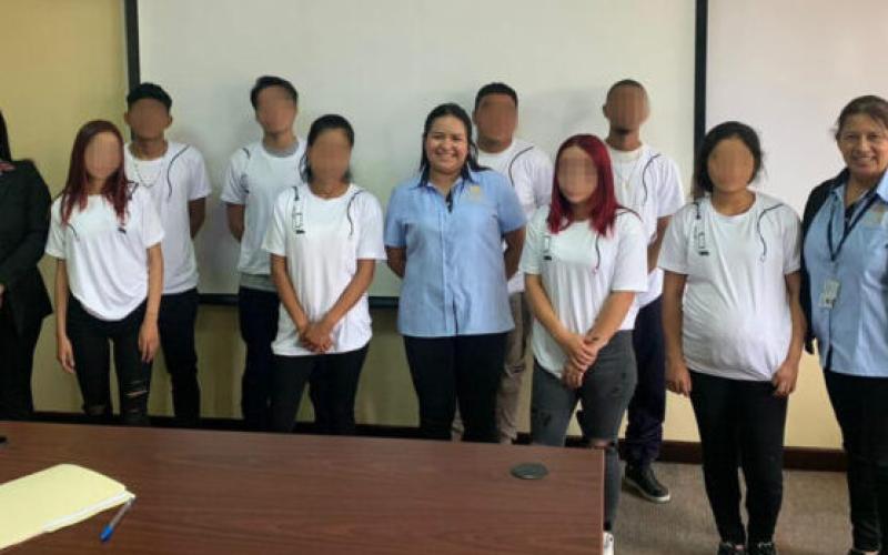 Doce adolescentes y jóvenes iniciaron el camino para convertirse en barberos profesionales