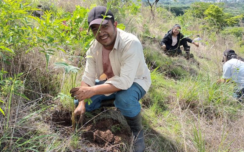 MARN y comunitarios reforestan cerro Guantepec para convertirlo en parque ecológico