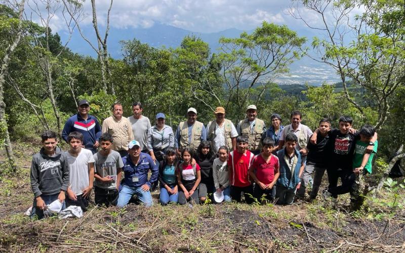 MARN y estudiantes reforestan el Parque Nacional Volcán de Pacaya y Laguna Calderas
