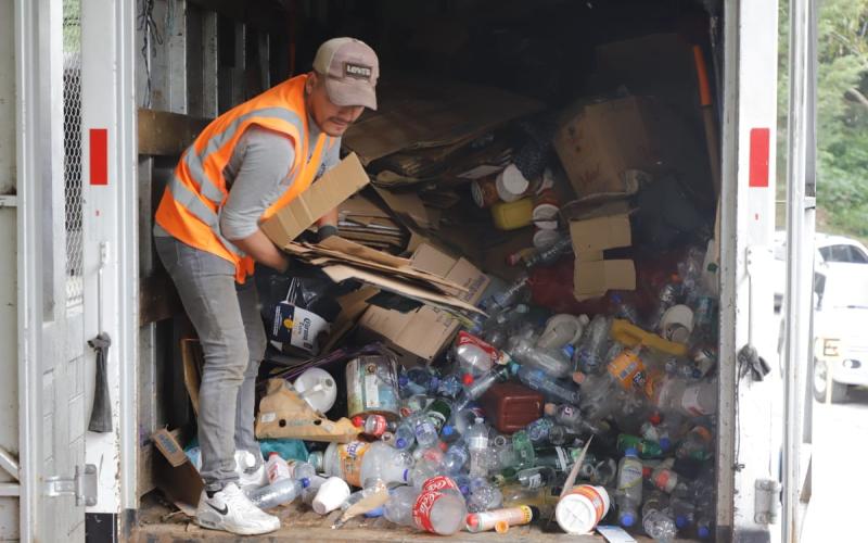 Ministro Gerson Barrios verifica la gestión de los residuos y desechos en Panajachel