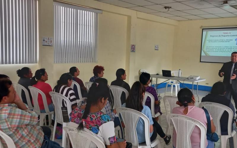 Empresarios de Mipyme reciben formación en temas tributarios 