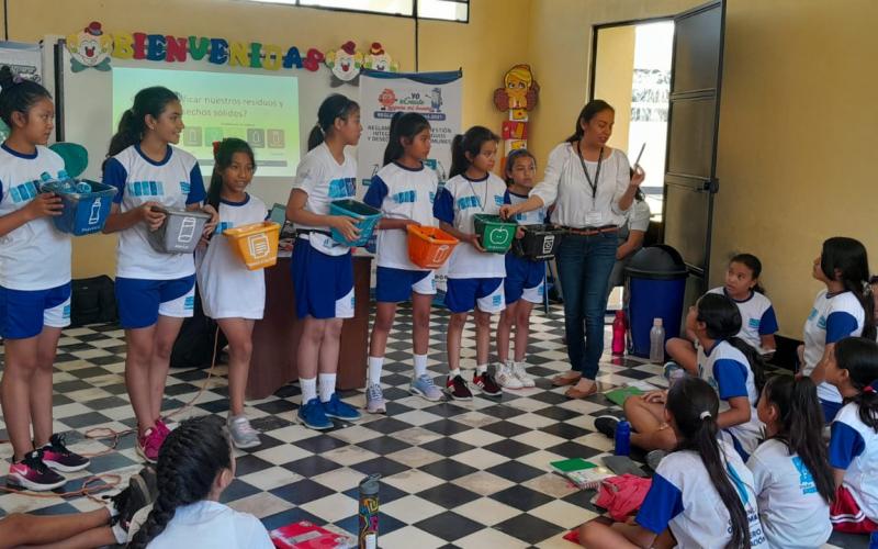 Socializan con estudiantes de Baja Verapaz el Reglamento 164