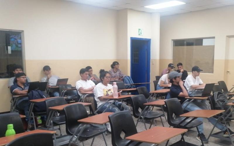 Universitarios de Alta Verapaz aprenden sobre protección de suelos y gestión integral de desechos