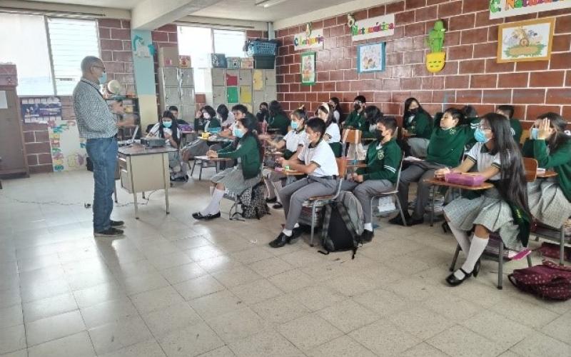 Estudiantes en Santa Cruz del Quiché aprenden sobre clasificación primaria y secundaria