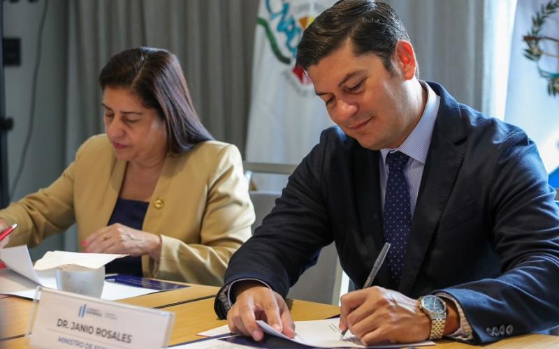 El Ministro de Economía Dr.  Janio Rosales (derecha), durante el momento de la firma con la presidenta de la Junta Directiva de CONADI , Clarivel Castillo Barrientos.