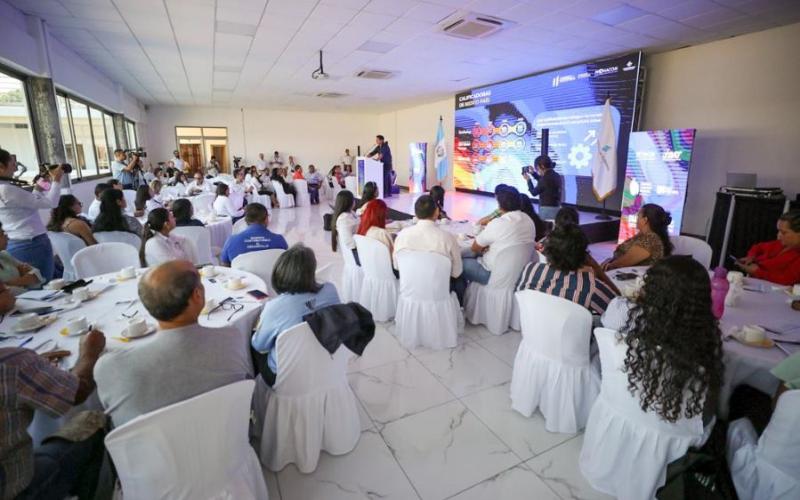 El ministro Rosales (en el podium) presidió la reunión.