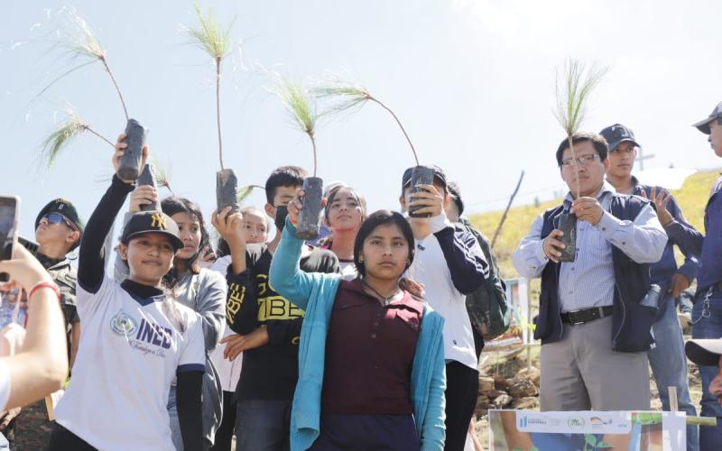 Primer “Viernes de Reforestación” reúne a decenas de voluntarios para plantar un legado para la naturaleza