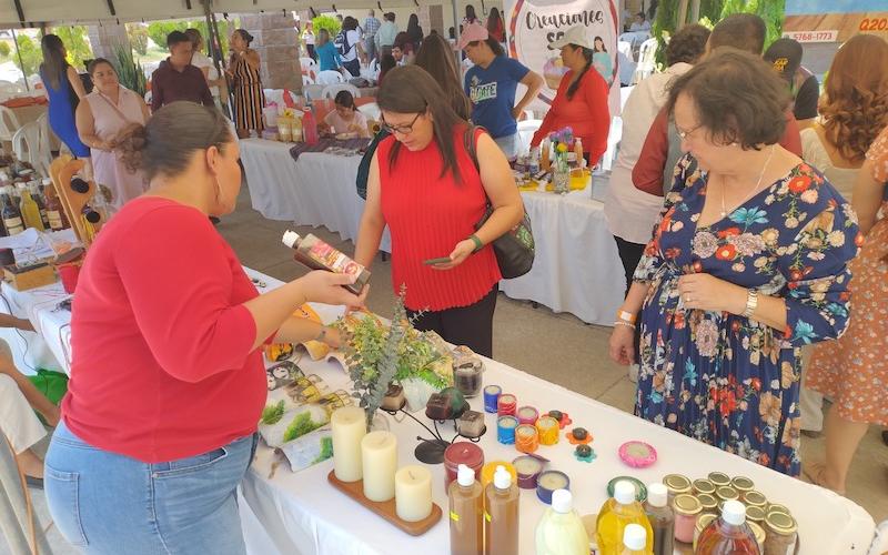 emprendedoras de Zacapa muestran sus productos en feria comercial. 
