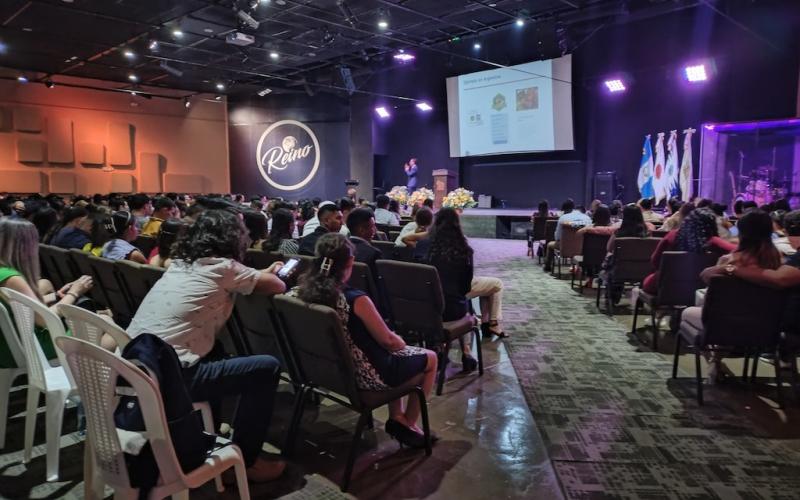 Universitarios de Zacapa reciben capacitación sobre financiamiento de negocios