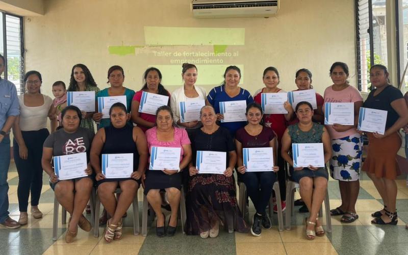 Emprendedores posan para foto con sus diplomas de participación del taller fortalecimieno al emprendimiento local