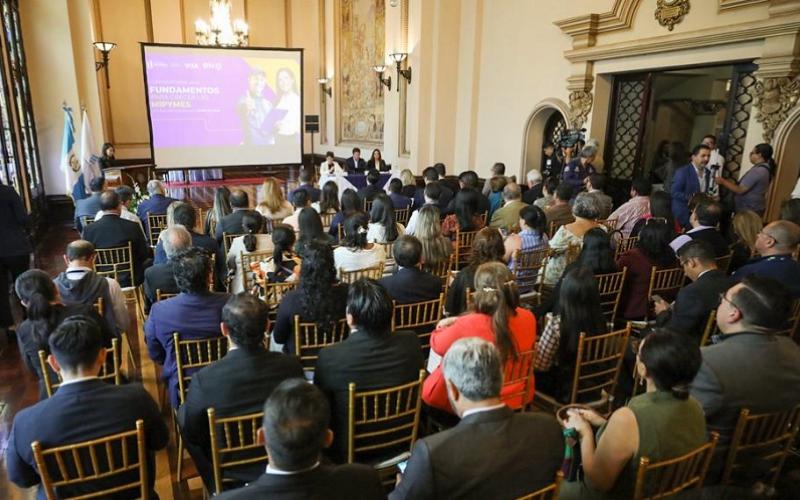 El Ministro de Economía Dr.  Janio Rosales presidió el evento . 