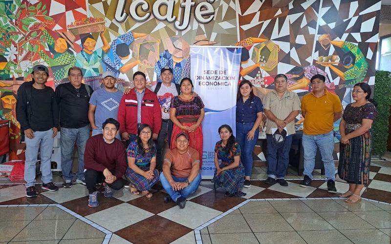 Emprendedores reciben taller sobre cómo elaborar un plan de negocios en Sololá