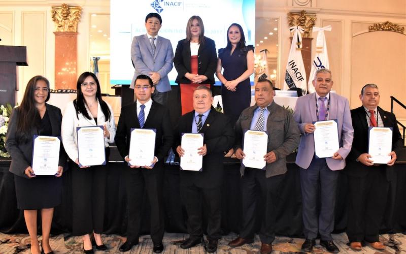 Personal del INACIF posa para la fotografía con acreditación de la norma ISO/IEC 17025:2017