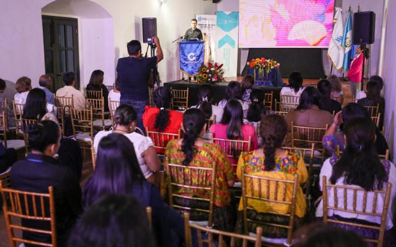 Público se muestra atento a las conferencia de prensa sobre el evento Mujeres Exportadoras 2023