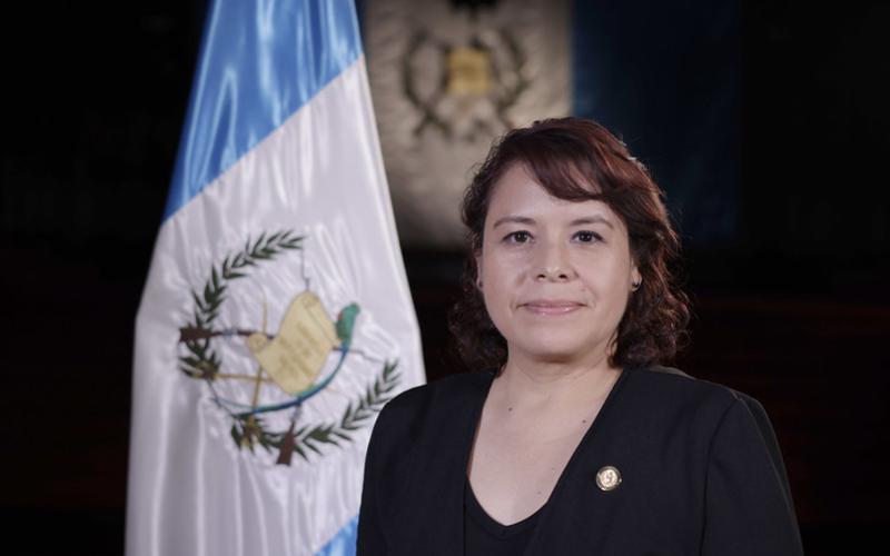 Juramentan a Ministra de Economía