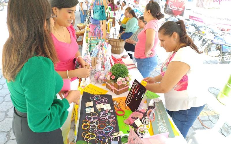 mujeres participan en feria de comercialización en Teculután, Zacapa.