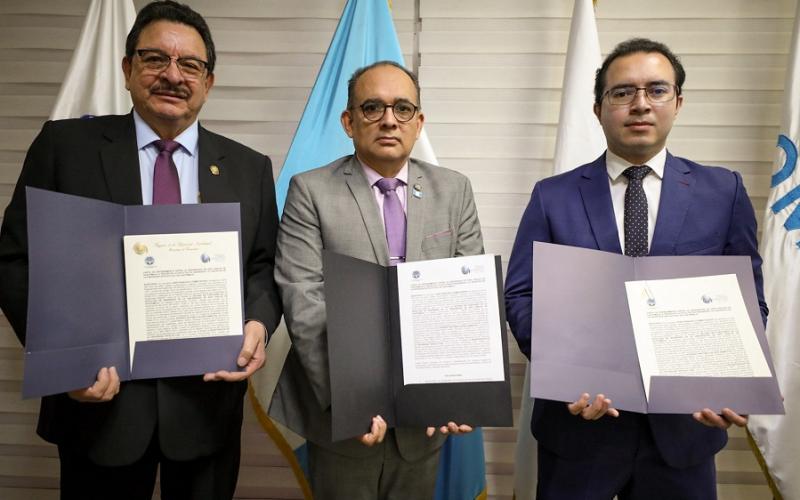 El viceministro de Asuntos Registrales, Juan Carlos Pellecer (centro) presidió el evento.