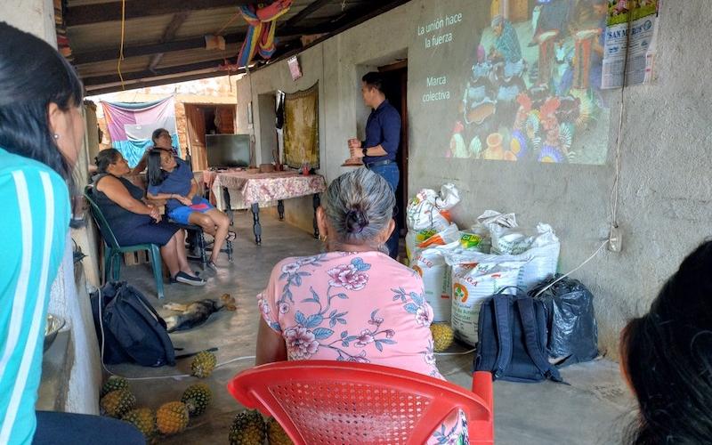 Emprendedoras reciben capacitación para fortalecer sus negocios. 