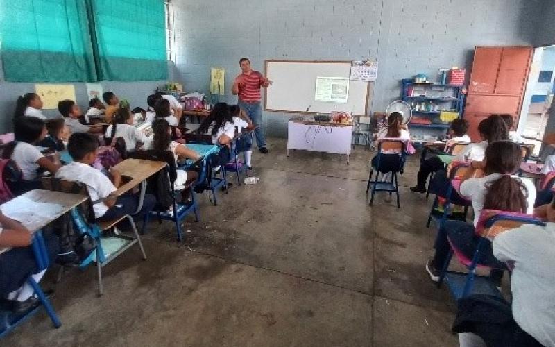 Estudiantes de Usumatlán, Zacapa aprenden sobre el Reglamento 164-2021