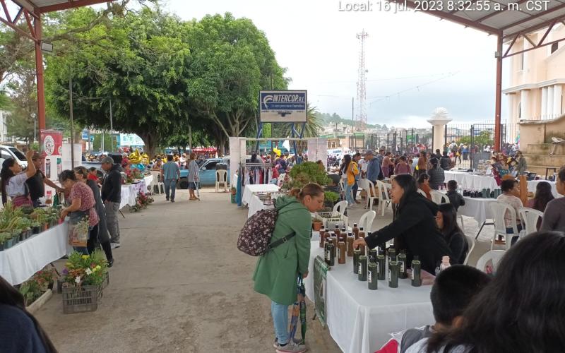 emprendedores presentas sus productos en feria artesanal.