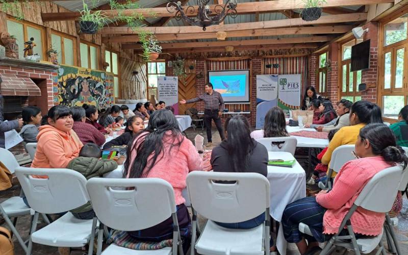 Emprendedores reciben taller sobre análisis de negocios