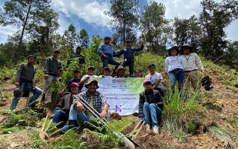 Instituciones y voluntarios reforestan en Santa Cruz del Quiché