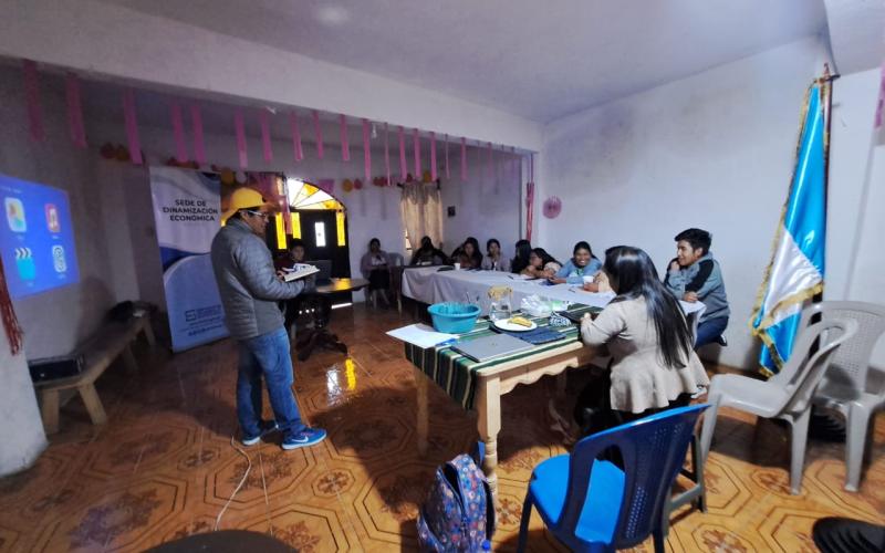 Emprendedores reciben capacitación para la formalización de sus negocios en Sololá