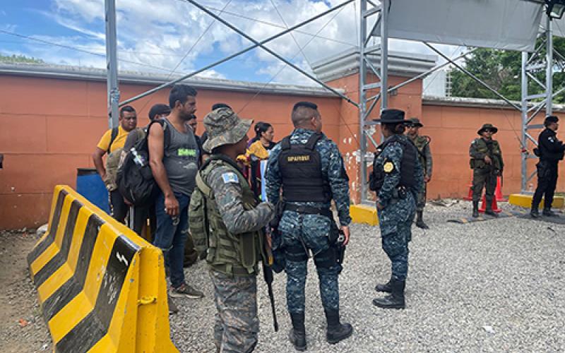 Ejército de Guatemala apoya controles interinstitucionales para prevenir el tránsito irregular de migrantes.