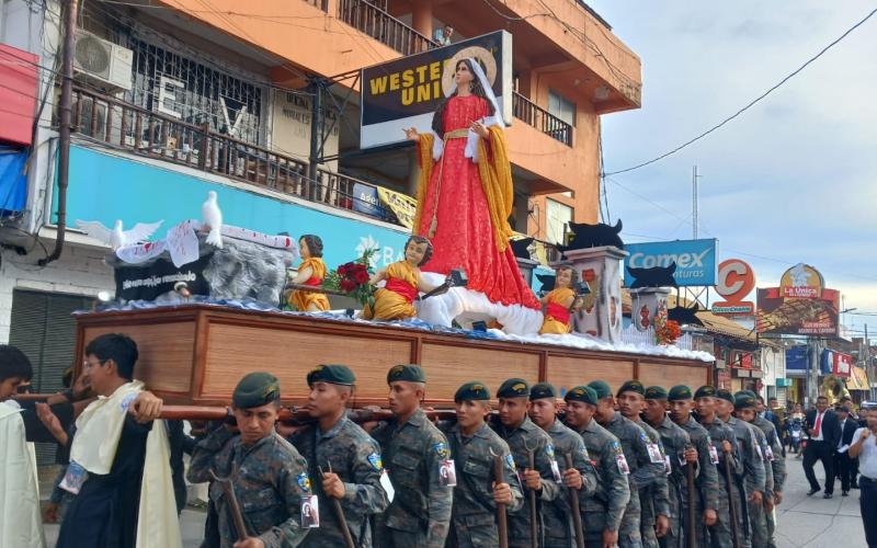 Elementos del Ejército de Guatemala cargan en hombros la procesión de Santa María Magdalena