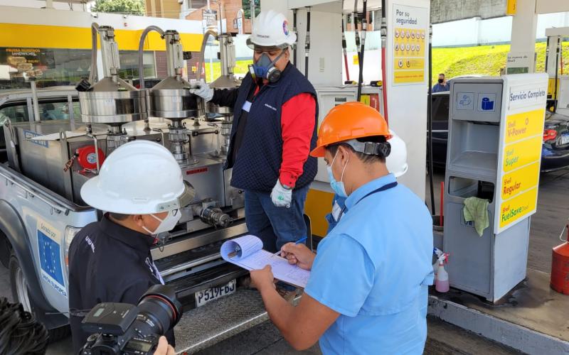 Tecnicos del CENAME realizan mediciones de maquinas expendedoras de combustibles. 