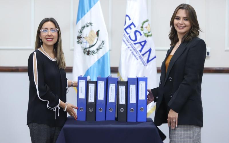 SESAN entrega carpeta institucional a SEGEPLAN como parte de transición gubernamental