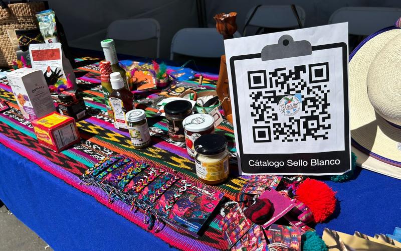 Exposición de Productos con distintivo Sello Blanco en los Angeles, California