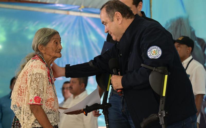 Presidente de la República entrega beneficio a adulto mayor