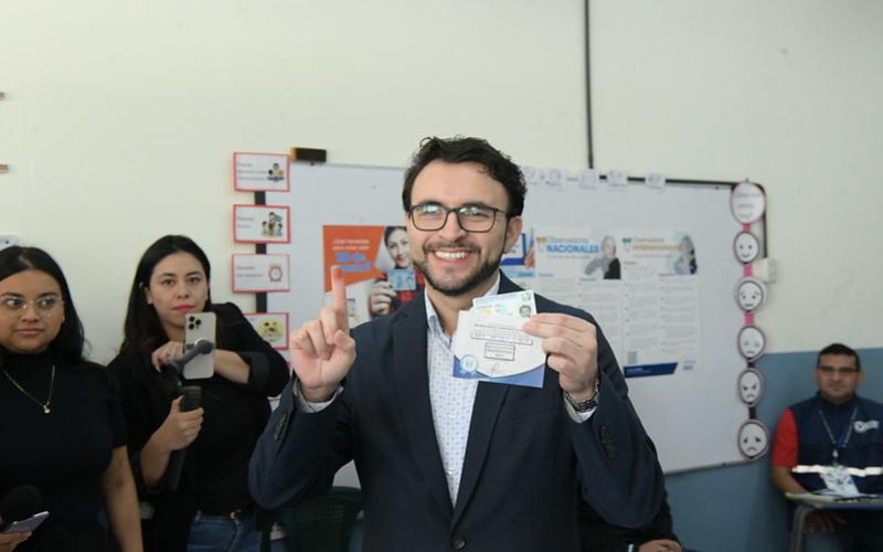 Secretario de Comunicación Social, emite su voto