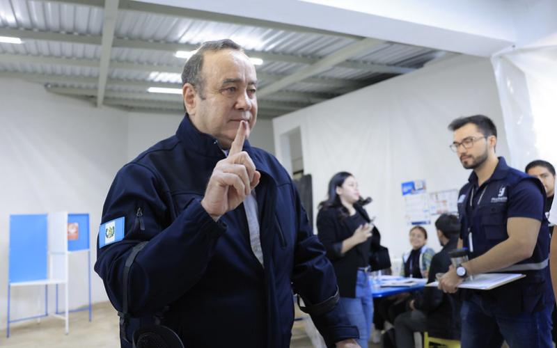 Presidente después de emitir su voto.