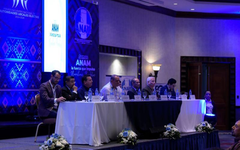 Mesa principal de evento que promovió Anam con alcaldes electos.