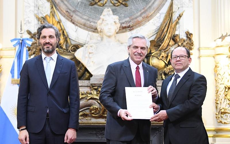 Embajador guatemalteco presenta cartas credenciales a presidente de Argentina 