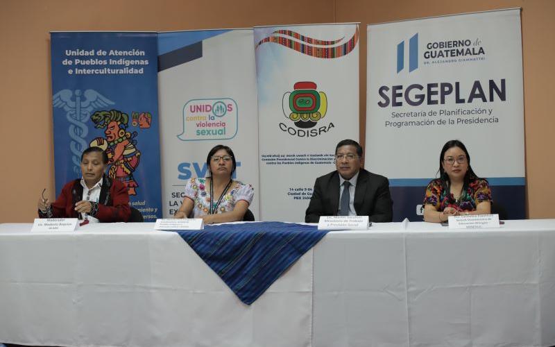 Mesa principal del conversatorio sobre pueblos indígenas. 