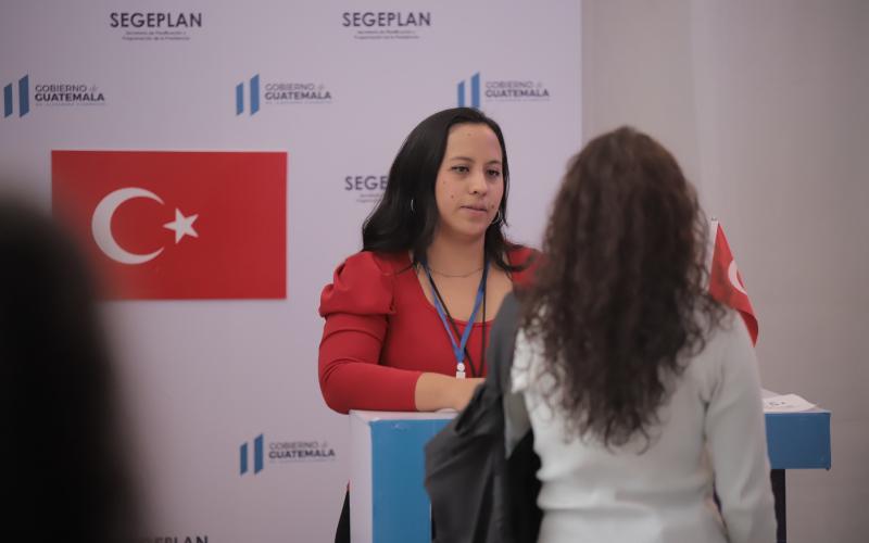 Cooperantes internacionales y nacionales dan detalles sobre oferta académica.