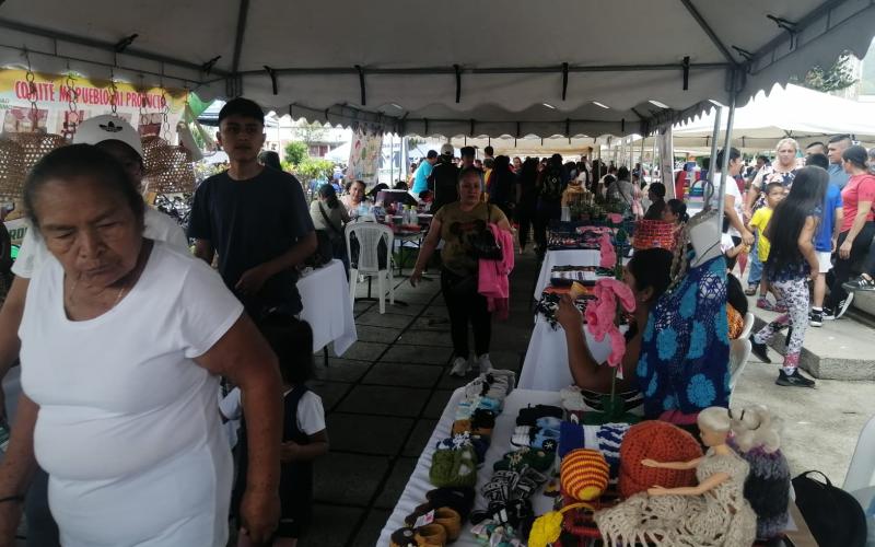 Emprendedores presentan y venden sus productos en feria de la mipyme en Salamá