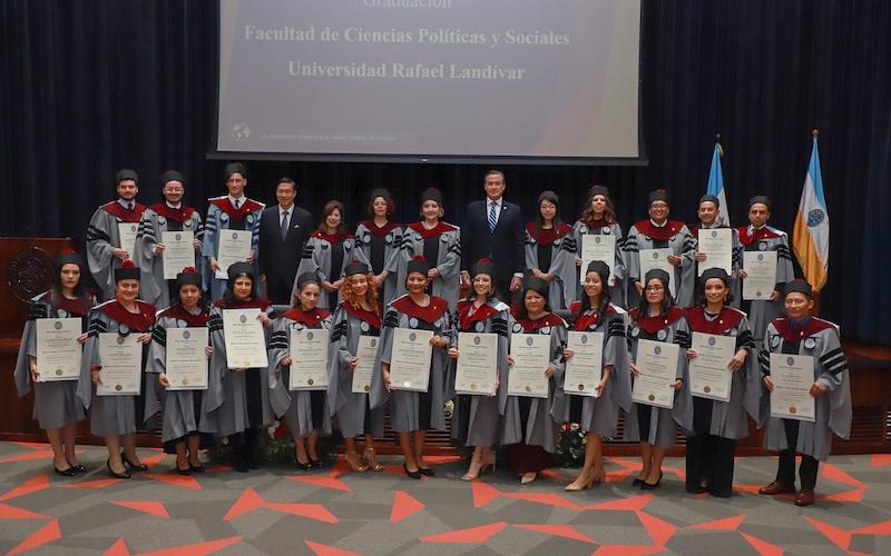 Nueva promoción de funcionarios del Minex se gradúa de maestría en Relaciones Internacionales de la URL 
