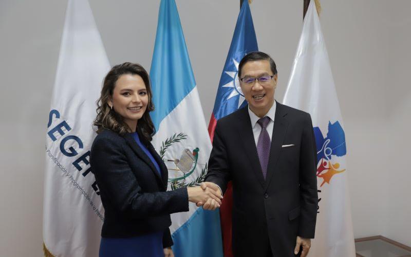 Reunión de trabajo entre Luz Keila Gramajo, secretaria general de Planificación, y Li-jey Tsao, embajador taiwanés.
