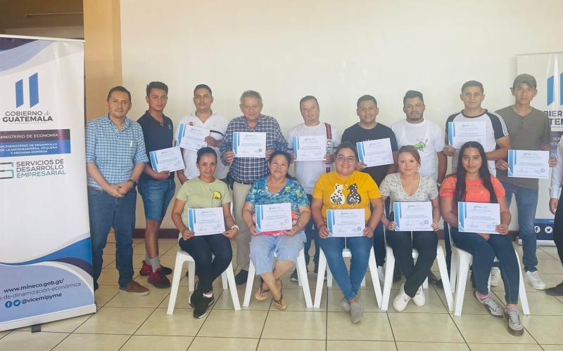emprendedores reciben diploma  tras finalizar curso en Marketing Digital en Jutiapa