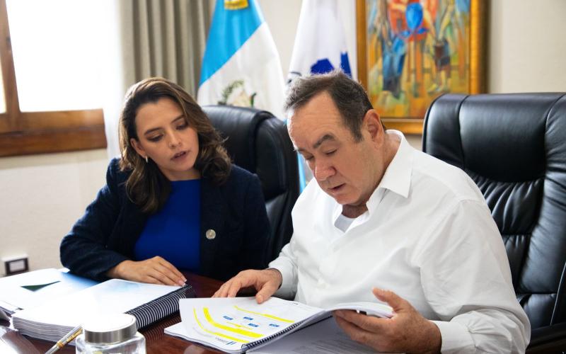 Luz Keila Vilchez, secretaria general de Planificación, en reunión de trabajo con el presidente Alejandro Giammattei.