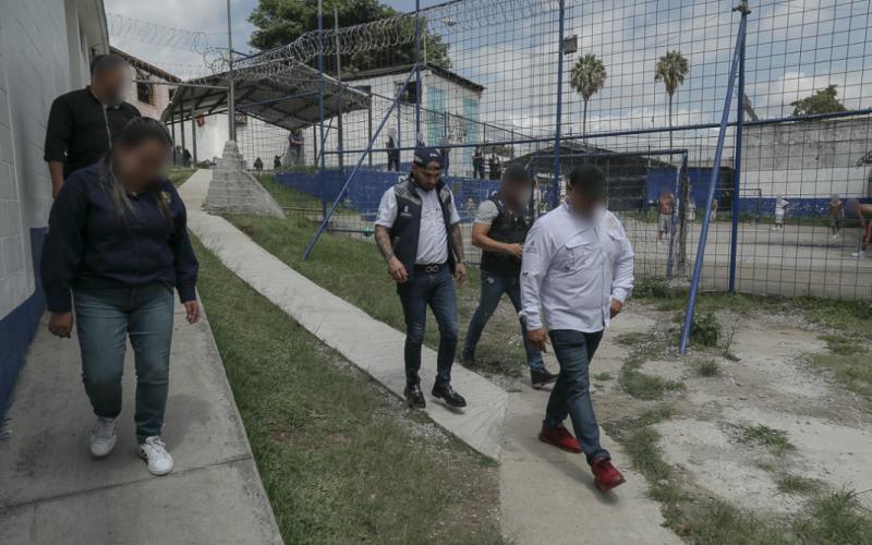 El secretario de la SBS, Francisco Molina, verifica los remozamientos