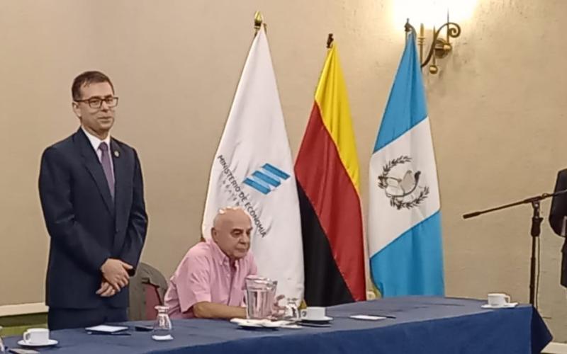 Viceministro de la Mipyme brinda palabras a los presentes en el taller para productores del Cacao