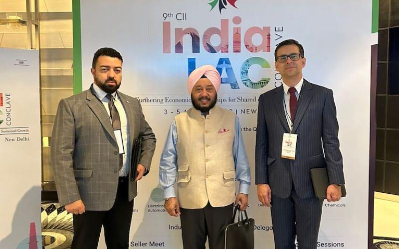 Viceministro de la MIPYME posa para fotografía en el evento CII India LAC Conclave