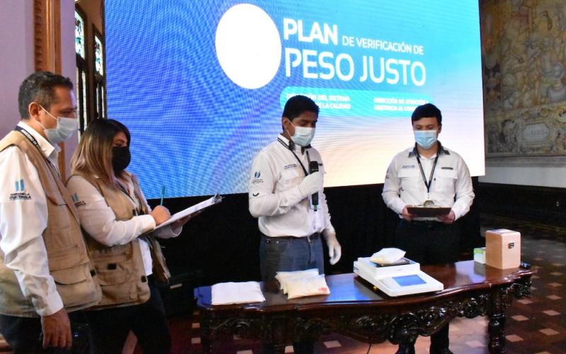 Técnicos del CENAME verifican peso de empacados. 