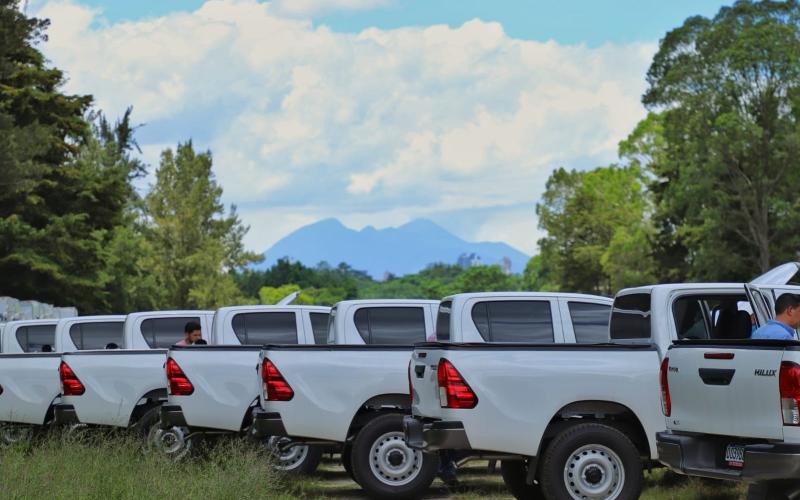 Fortalecen siete delegaciones departamentales de SESAN con la entrega de 14 picops del proyecto Crecer Sano