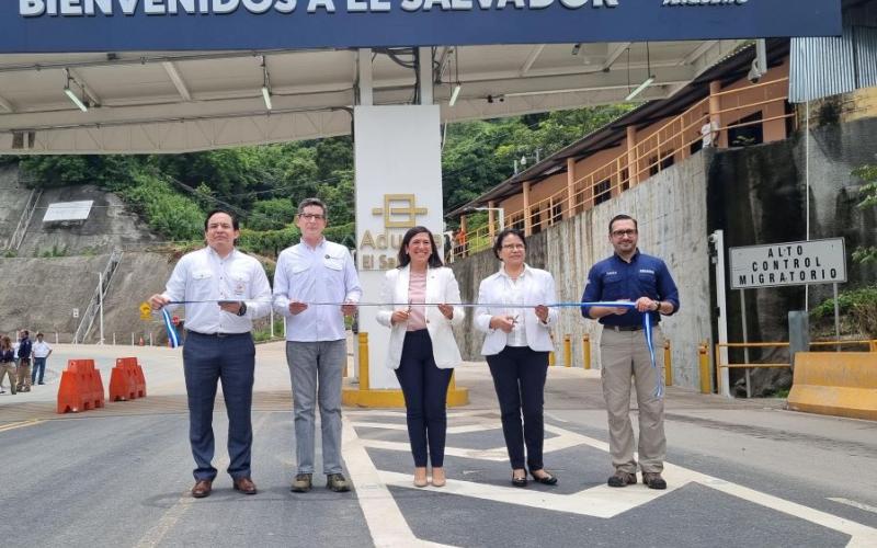 De  Izq. a Der. se observa al Director General de Aduanas de El Salvador, Benjamín Mayorga; al Secretario General de la SIECA, Francisco Lima-Mena;  a la Ministra de Economía de El Salvador, María Luisa Hayem Brevé;  a la viceministra de Integración y Comercio Exterior de Guatemala, María Luisa Flores y al Intendente de Aduanas de la SAT, Werner Ovalle Ramírez.